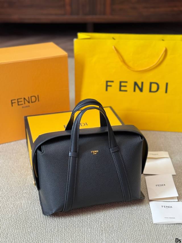 Fendi#程潇同款 Boston 365 谁能拒绝轻巧又大容量的漂亮包包 手提斜挂都ok 肩带也是可以调节的 Fendi Boston 365棕色老花手袋 还