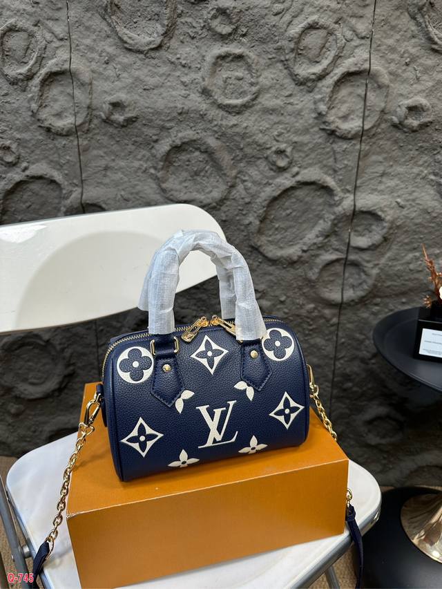 配折叠盒 Lv Speedy Bandouliere 20手袋出自崭新 Degrade系列，Monogram Empreinte 压纹皮革包身呈现缤纷色彩，为当