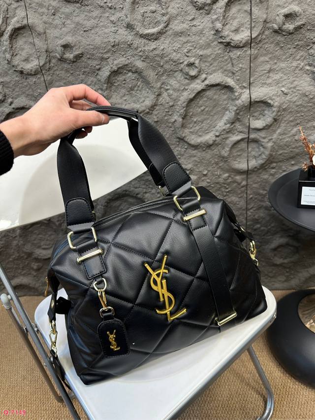 圣罗兰 Ysl 单肩包 枕头包 材质塑造软糯手感、质感不会让人失望、也正是因为柔软皮质、所以抽绳设计才能让包包 呈现出自然褶皱线条 尺寸35.27Cm