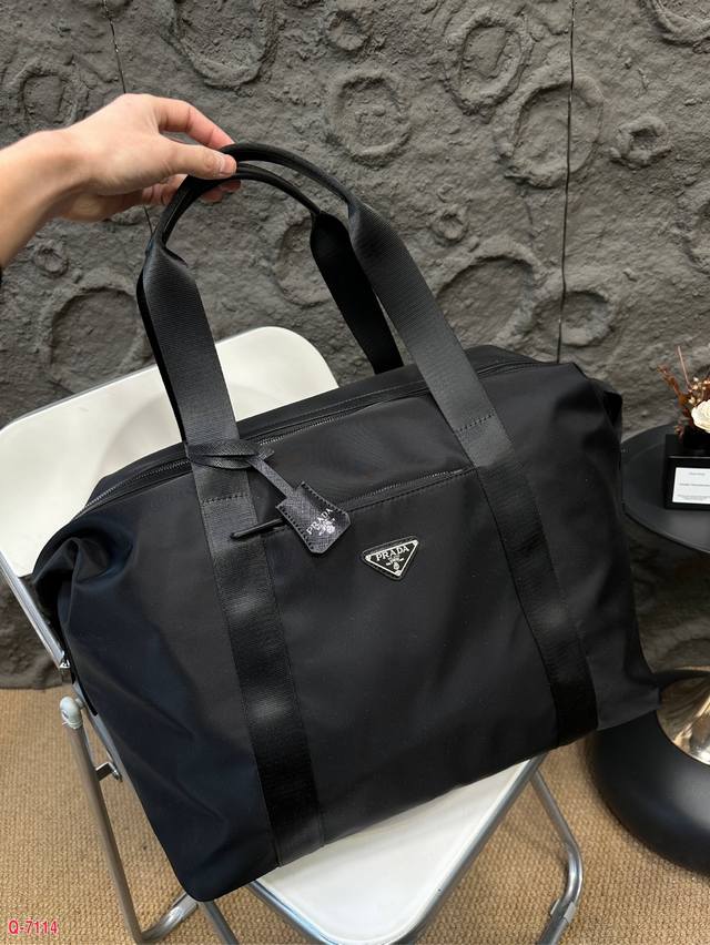 Prada 普拉达 再生尼龙旅行袋 P家旅行包 专属的尼龙料配saffiano皮，轻装上阵，搭配经典的三角标涂珐琅徽标，低调又奢华！ 包包容量非常大，旅途或出差