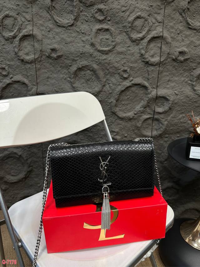 配折叠盒 圣罗兰ysl Kate 流苏链条包 Kate Chain And Tassel Bag In Textured Leather 最新最佳最安用！ 这个