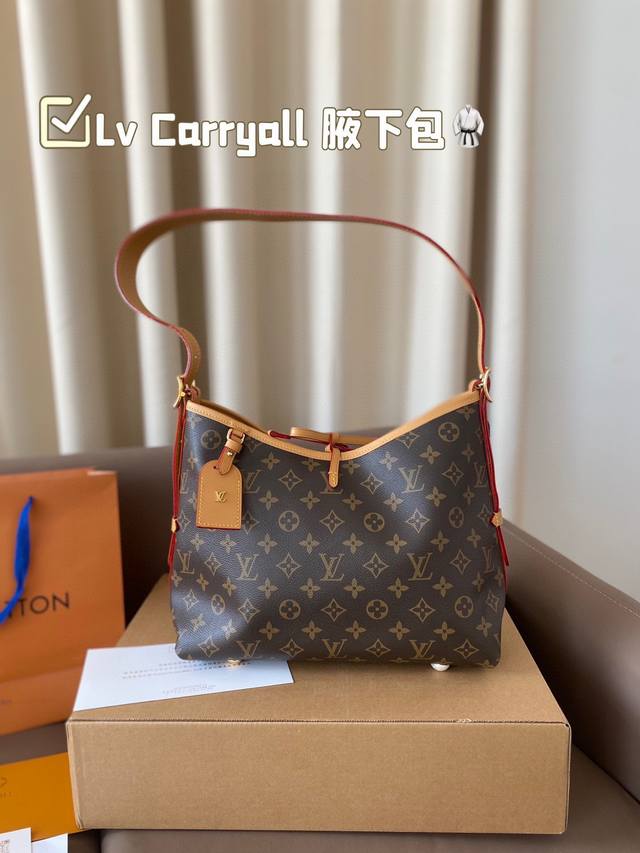 Lv Carryall无论是外观还是实用性都下了功夫的carryall腋下包，自重轻容量大；肩带自由调节长度，腋下包到单肩及腰上身效果都很好看，还配送了一个子母