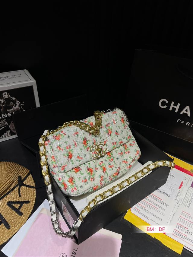 配折叠礼盒 Chanel 19 Bag 系列 小香 19 水晶亮片包 这款包是由老佛爷karl Lagerfeld和chanel现任创意总监virginie V