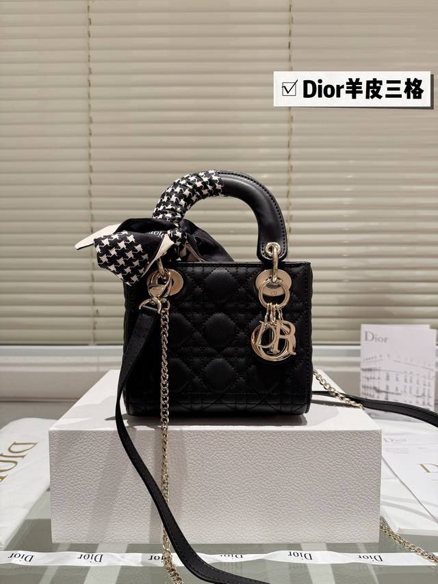 配高级包装 尺寸：17Cm 高品版.升级出货 Dior 戴妃磨砂 一年四季都百搭哦！ 更加加分！！ 小羊皮材质！