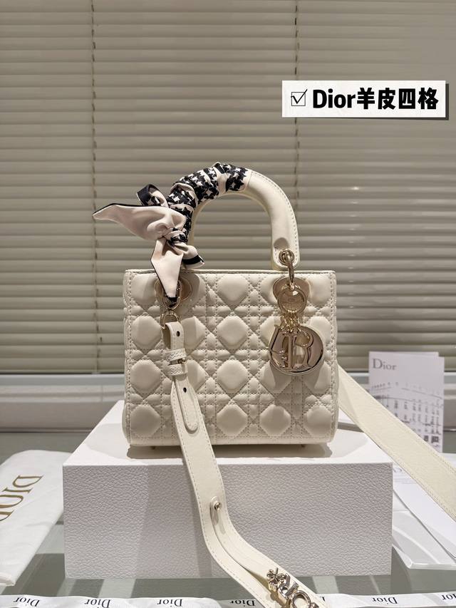 配高级包装 尺寸：20Cm 高品版.升级出货 Dior 戴妃羊皮 一年四季都百搭哦！ 更加加分！！ 小羊皮材质！