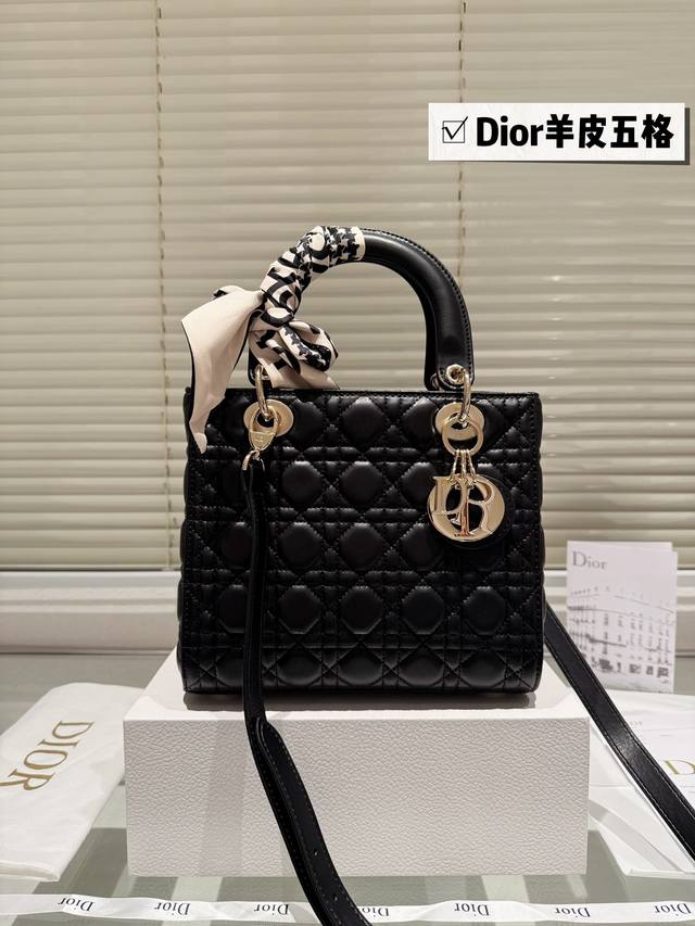 配高级包装 尺寸：24Cm 高品版.升级出货 Dior 戴妃羊皮 一年四季都百搭哦！ 更加加分！！ 小羊皮材质！