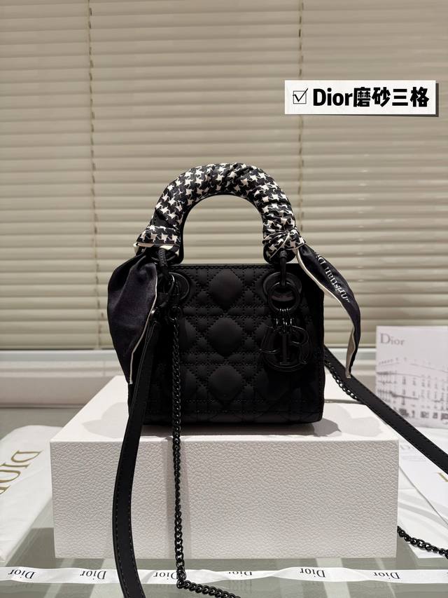 配高级包装 尺寸：17Cm 高品版.升级出货 Dior 戴妃磨砂 一年四季都百搭哦！ 更加加分！！ 小羊皮材质！