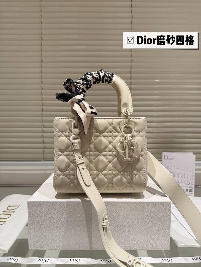 配高级包装 尺寸：20Cm 高品版.升级出货 Dior 戴妃磨砂 一年四季都百搭哦！ 更加加分！！ 小羊皮材质！