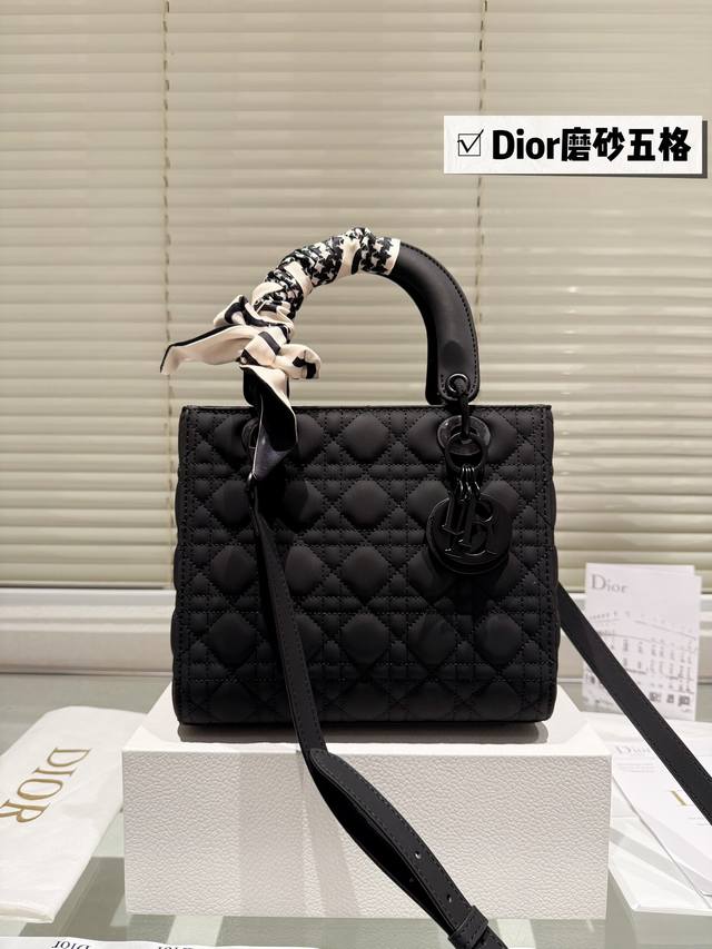 配高级包装 尺寸：24Cm 高品版.升级出货 Dior 戴妃磨砂 一年四季都百搭哦！ 更加加分！！ 小羊皮材质！