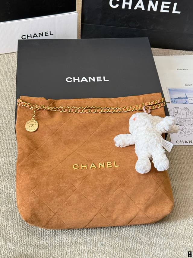 配挂件 Size：35 33Cm 太好搭配了呜呜呜 Chanel 24C 垃圾袋 复古高级感一整个拿捏住了 软软糯糯的质感超级舒服 搜索 小香家 垃圾袋