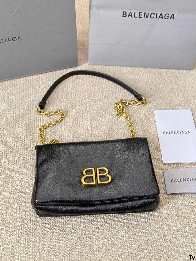 巴黎 世家机车包 Balenciaga Crush Tote 别看mini小小的，这包可是很能装的呢大纸巾、皮包、粉饼、口红、车钥匙i、充电宝统统都放的进可以斜