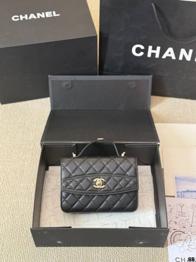 Chanel 可双肩，可斜挎 可手提 可腋下 慵懒随性又好背 上身满满的惊喜 高级慵懒又随性 彻底心动的一只 Size：20 15Cm