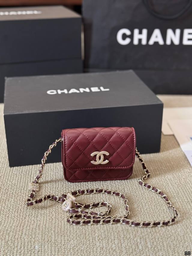 Chanel Woc 挂件 发财包 小香牛皮最近好多明星都在背 Chanel 19 这款包是由老佛爷karl Lagerfeld 和 Chanel现任创意总监