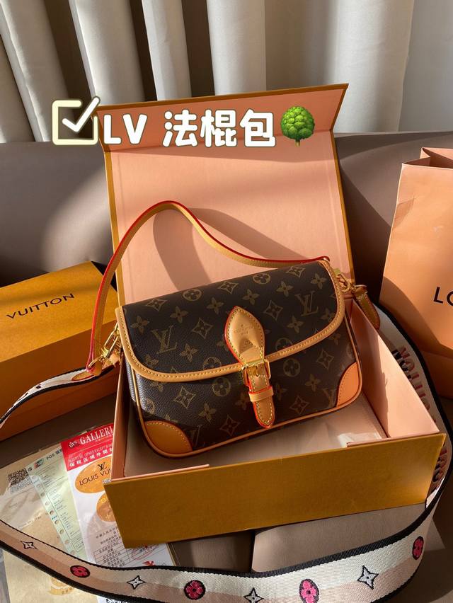 礼盒包装 Lv 全新尺寸 法棍包 邮差包 翻盖手袋，网红爆款 这款邮差包真是太有味道了 浓浓的复古风情 的精髓体现的淋漓尽致 挺括明快的线条与丰富的经典设计细节