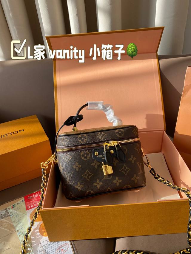 Size：18*14Cm L家 Vanity 小箱子24Ss 新款哦 相比老款的vanity化妆包， 这个24款可就更加圆润精致了 超级方便实用！