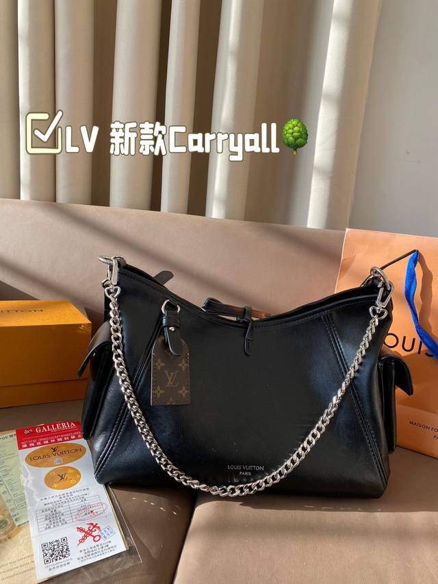 Lv 新款carryall 男生也能背的全新纯黑 Carryall 男生背也超好看特别是这种随性的一个风格加上羊皮的一个光滑柔软的质感真的一绝，女生背就更酷啦，