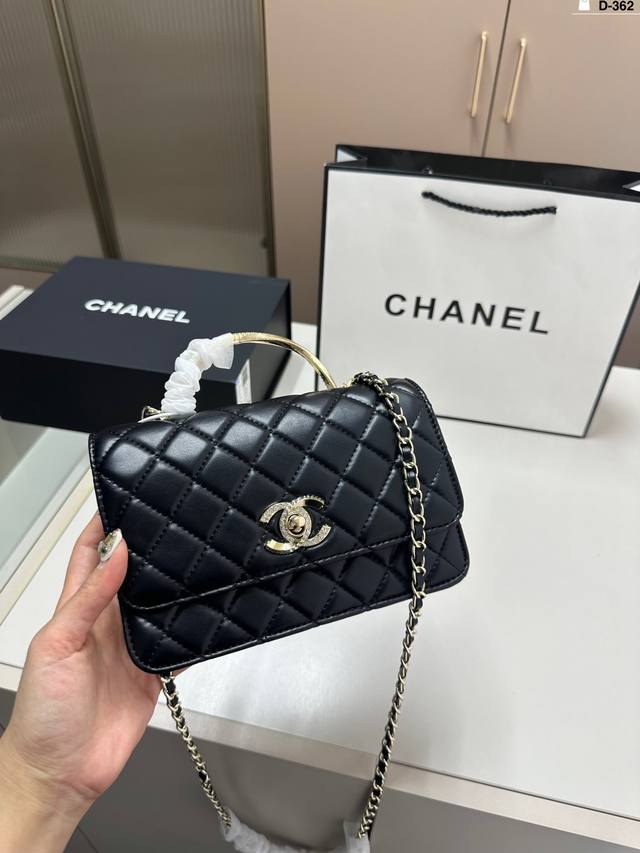 Chanel香奈儿 24K水钻手柄 发财包 高颜值高质量，可可爱爱的扭扭手柄镶钻设计，精致亮眼！整个包包的外观贵气十足。 D-362尺寸20×11折叠盒