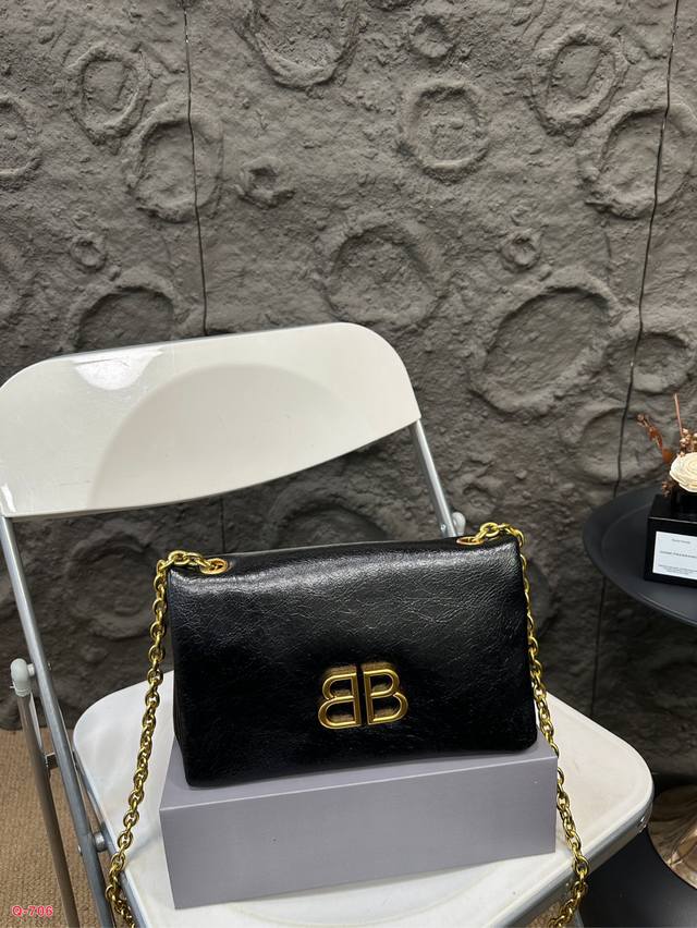 配折叠盒 巴黎 世家机车包 Balenciaga Crush Tote 别看mini小小的，这包可是很能装的呢大纸巾、皮包、粉饼、口红、车钥匙i、充电宝统统都放