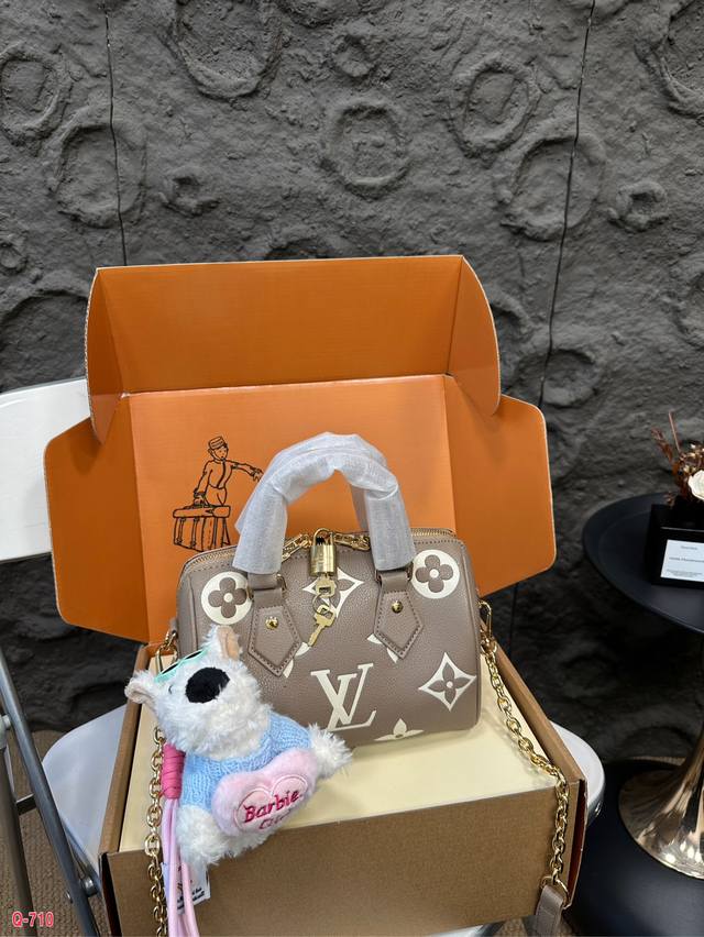 免税店全套包装 Lv Louisvuitton 路易威登 Speedy 枕头包配玩偶挂件 2024 Lv 新款 Speedy有意思的lv Diy 枕头包快来 D