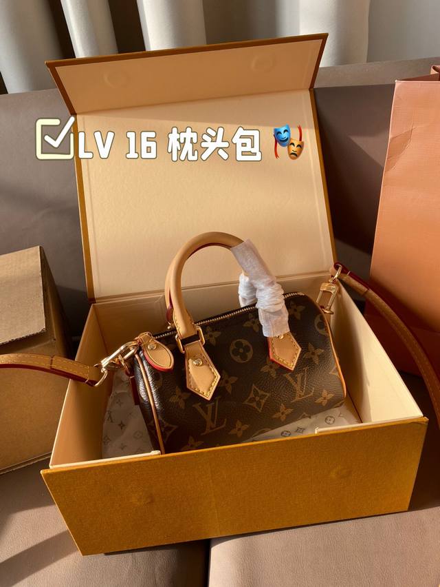 Lv 16 枕头包 Lv 新款系列 枕头包 手袋,全网首发 Lv Speedy Nano 枕头包这款retiro 手袋以标志性 经典永恒。优雅低调的外形设计和宽