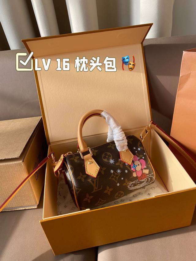 Lv 16 枕头包 Lv 新款系列 枕头包 手袋,全网首发 Lv Speedy Nano 枕头包这款retiro 手袋以标志性 经典永恒。优雅低调的外形设计和宽