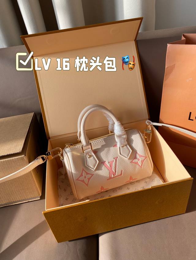 Lv 16 枕头包 Lv 新款系列 枕头包 手袋,全网首发 Lv Speedy Nano 枕头包这款retiro 手袋以标志性 经典永恒。优雅低调的外形设计和宽