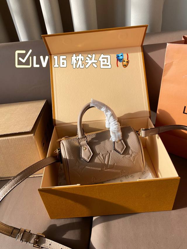 Lv 16 枕头包 Lv 新款系列 枕头包 手袋,全网首发 Lv Speedy Nano 枕头包这款retiro 手袋以标志性 经典永恒。优雅低调的外形设计和宽