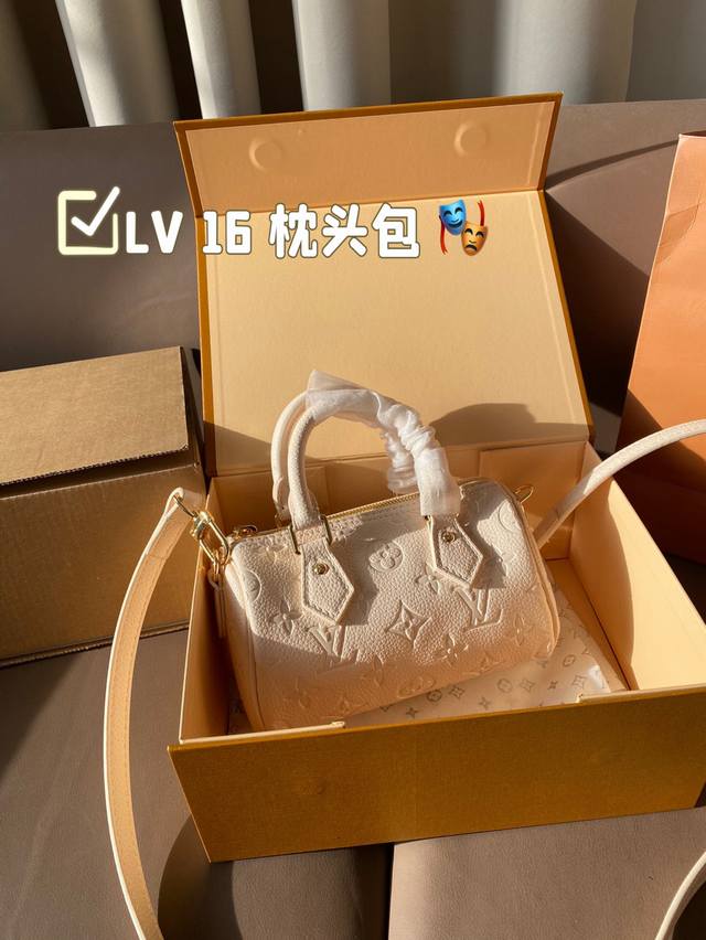 Lv 16 枕头包 Lv 新款系列 枕头包 手袋,全网首发 Lv Speedy Nano 枕头包这款retiro 手袋以标志性 经典永恒。优雅低调的外形设计和宽