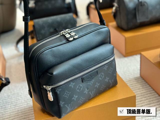 Lv Outdoor邮差包 规格:L26.0Xh20.0Xw10.5Cm 男包推荐~Iv Outdoor邮差包害 通勤包必备款，真的很推荐这款，可以斜挎，可以单