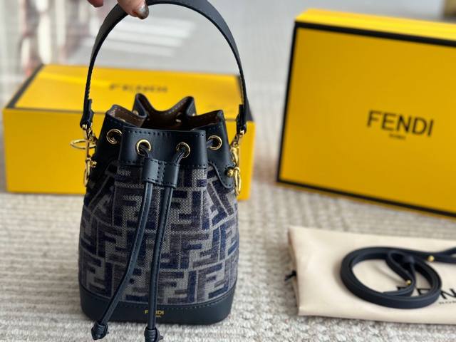 配盒 Size：12.5*18Cm 热门必备单品 Fendi 水桶包 高品质 原版细节五金 配置长肩带！ 完全不挑穿搭的fendi老花mini水桶包！ 容量颜值