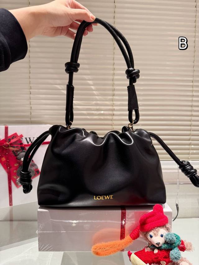 头层皮 Loewe 迷你羊皮 Purse 福袋 Loewe 兴 迷你柔软纳帕羊皮革 Flamenco Purse 福袋 采用褶皱设计，侧面搭配标志性绳结等关键细