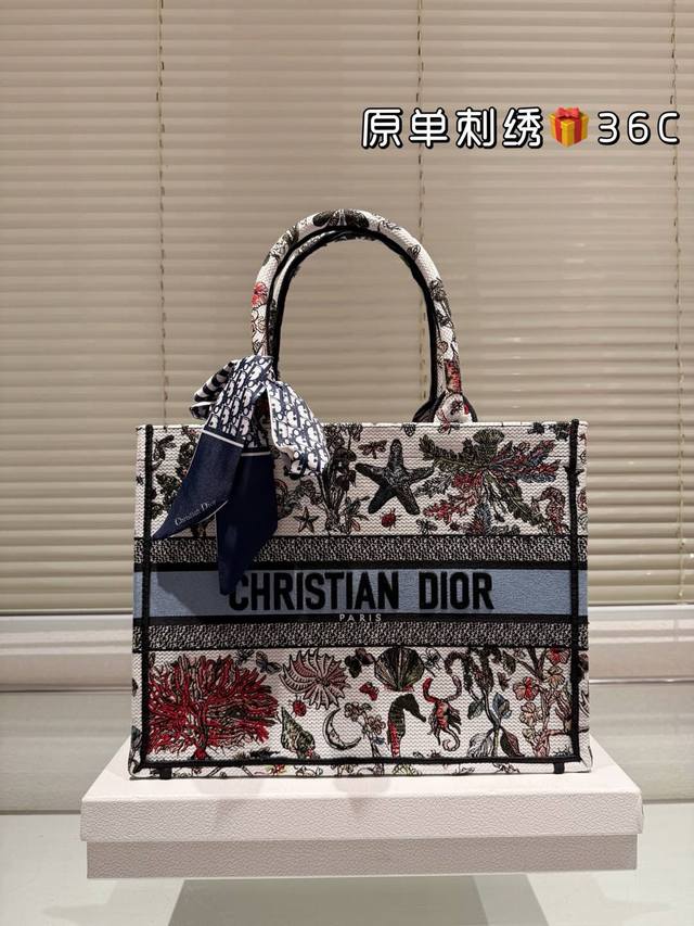 原单刺绣 190 Dior 提花 托特包 配内胆 Dior Book Tote今年最喜欢的一款购物袋 Tote我用的次数最多的包，因为容量超级大，不管什么东西都