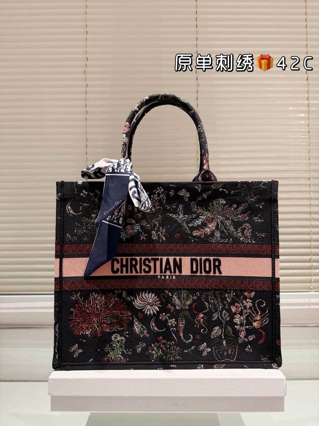 原单刺绣 Dior 提花 托特包 配内胆 Dior Book Tote今年最喜欢的一款购物袋 Tote我用的次数最多的包，因为容量超级大，不管什么东西都向里面放