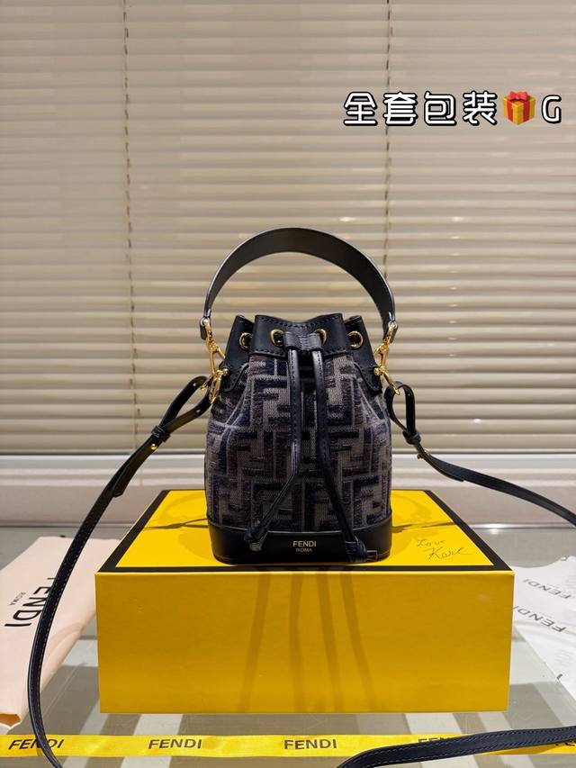 配盒 Size：12.5*18Cm 热门必备单品 Fendi 水桶包 高品质 原版细节五金 配置长肩带！ 完全不挑穿搭的fendi老花mini水桶包！ 容量颜值