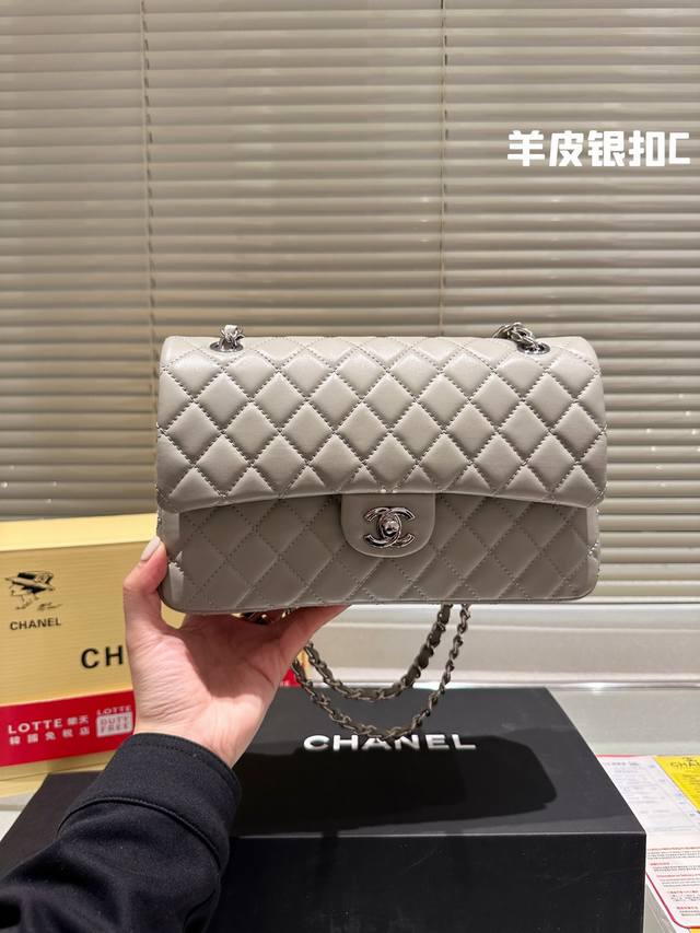 原单品质 “复刻版 Chanel 26Cm Cf ” Chanel礼盒专柜包装 无疑是个美胚子简直就是狙击小仙女们心脏的利器珍珠女孩的优雅与温柔就像珍珠本身的特