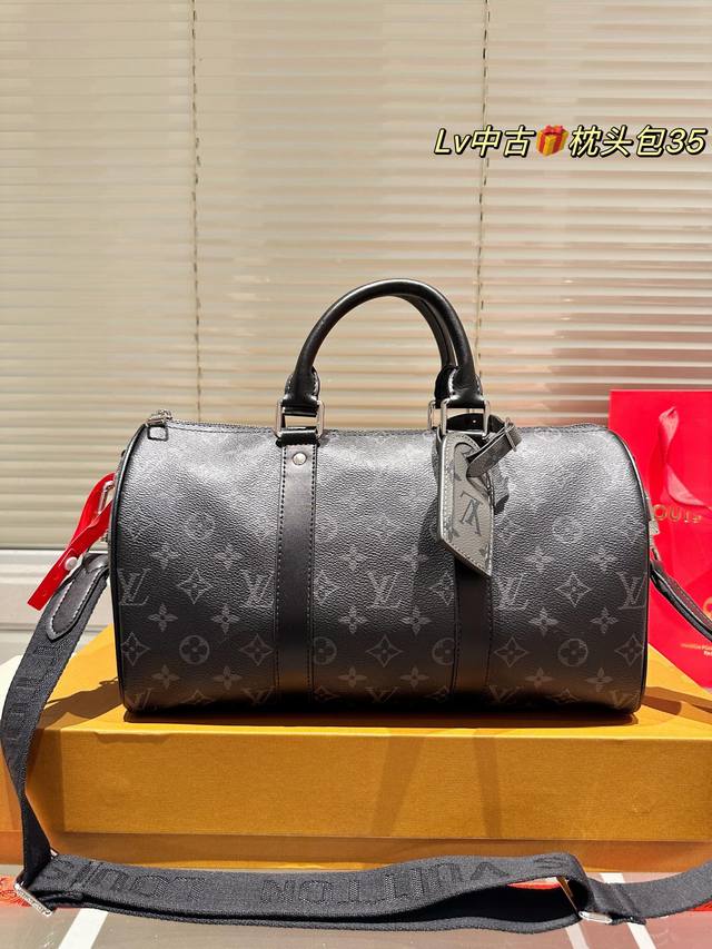 配折叠盒 尺寸：35Cm Lv Keepall 新品枕头包 黑色牛皮 简直长在我的心头。 男女同款！！！！ 男盆友的新包