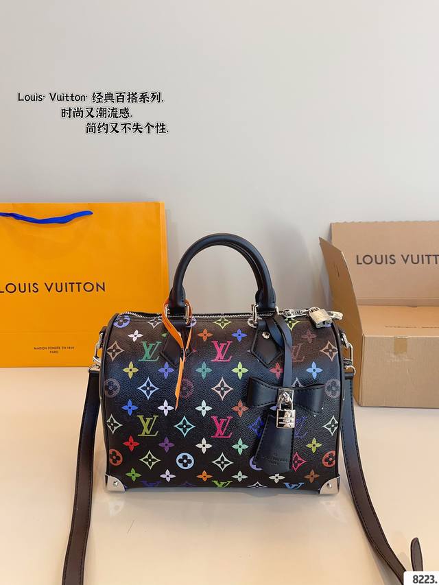 Lv X Nigo Keepall 枕头包 手袋是一款理想的都市手袋。 标志性的造型与经典的 Monogram 帆布，加之多种携带方式和奢华的天然牛皮饰边为该包