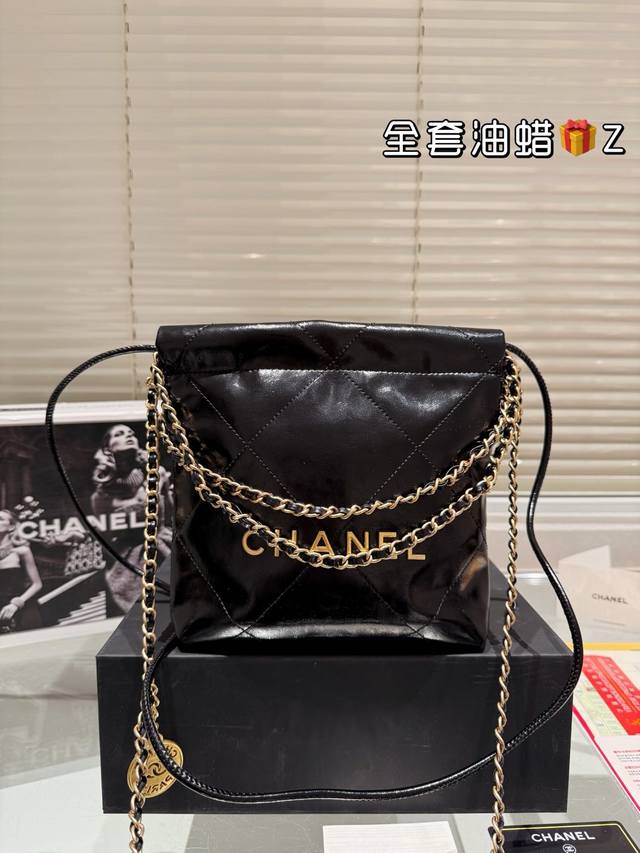 本季最期待的款之一 Chanel24A手工坊j每年的手工坊系列可以说是香家最精致的一季最能体现香奈儿独特工艺的一季垃圾袋 在这只22Bag看到了 看似繁琐但又觉