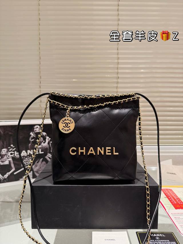 本季最期待的款之一 Chanel24A手工坊j每年的手工坊系列可以说是香家最精致的一季最能体现香奈儿独特工艺的一季垃圾袋 在这只22Bag看到了 看似繁琐但又觉