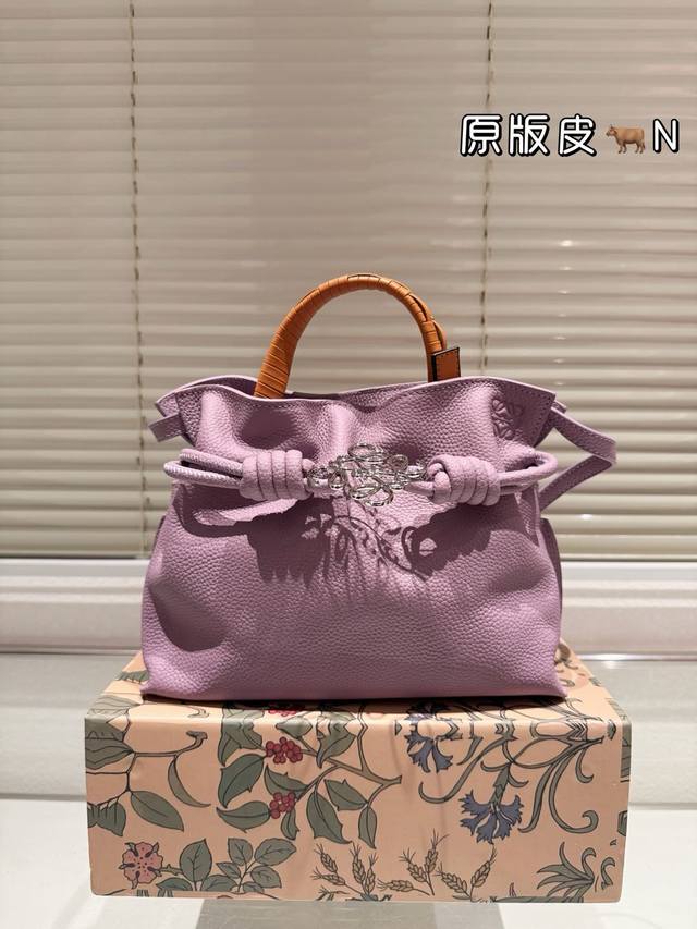 顶级原单 头层皮 Loewe 牛皮 Purse 福袋 Loewe 兴 迷你柔软纳帕羊皮革 Flamenco Purse 福袋 采用褶皱设计，侧面搭配标志性绳结等