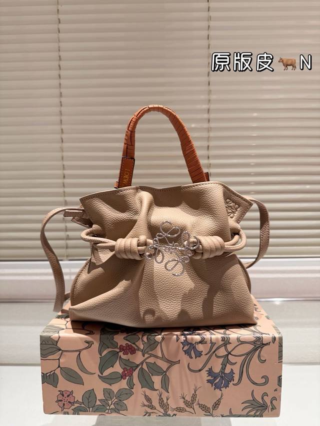 顶级原单 头层皮 Loewe 牛皮 Purse 福袋 Loewe 兴 迷你柔软纳帕羊皮革 Flamenco Purse 福袋 采用褶皱设计，侧面搭配标志性绳结等