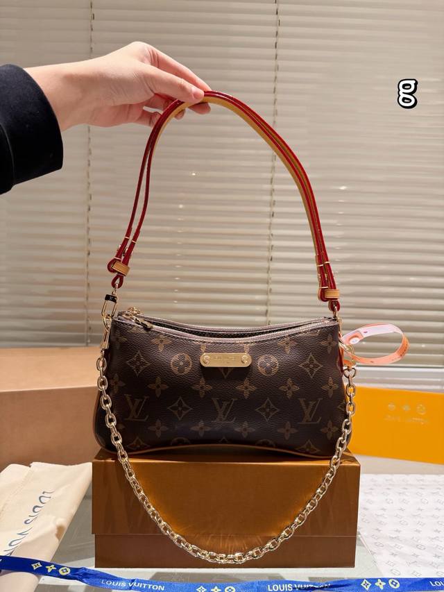 原单品质 Liv Pochette 手袋 Monogram 帆布中的 Liv Pochette Double 设计为紧贴在手臂下。它配有可拆卸的金色链条标志性的