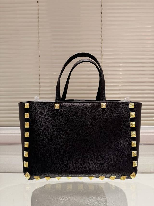 牛皮 华伦天奴valentino女士 托特包 Valentino Letter Bag 来自valentino 的信袋。新赛季刚刚到来。 尺寸 39.25