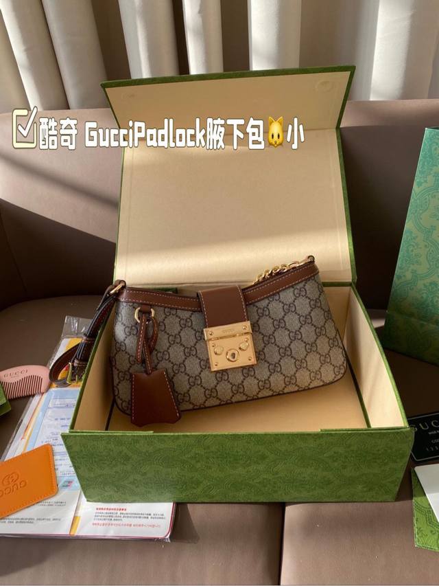 小号 折叠盒 配木梳+小镜子 酷奇 Guccipadlock 2025新品hobo到店对比之前出得 Padlock更加轻便线条更流畅自然。通勤出差 开会妥妥的干