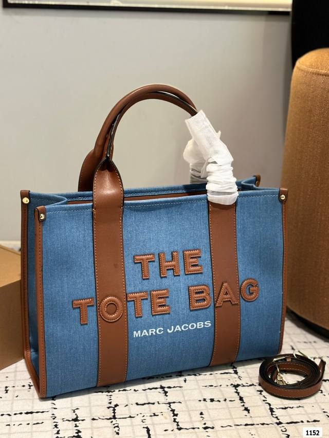 Mj托特包-Marc Jacobs- The Traveler Tote Bag托特包 开口处配有拉链开合 更安全市面大多tote都是敞口 舒适轻巧 配有可拆卸