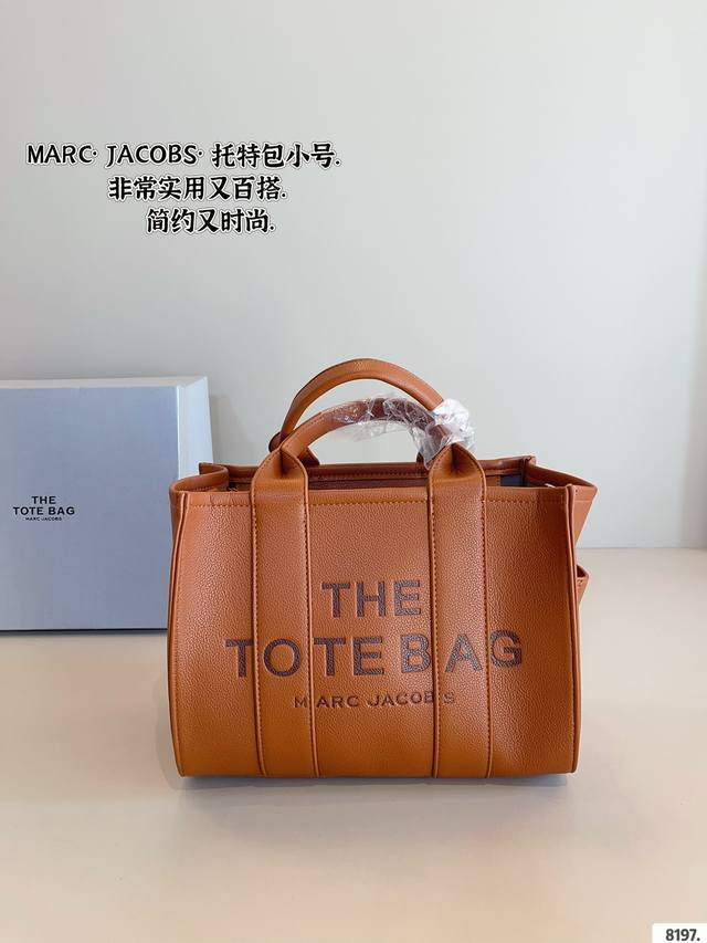 配礼盒. Marc Jacobs The Tote Bag,女生的话手拎单挎都可以 虽然说我平常最喜欢背的还是双肩包但是这个marcjacobs的托特包 容量真