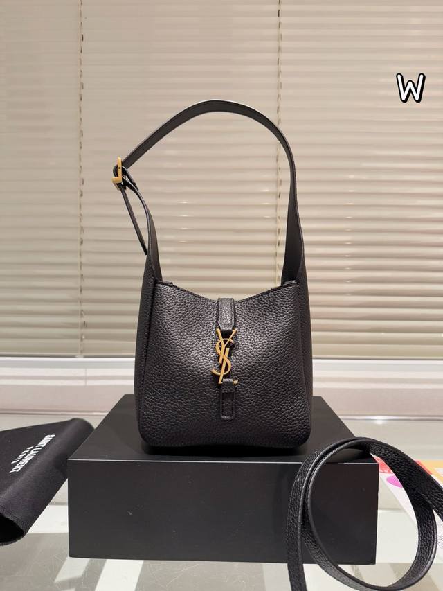 Mini Ysl Hobo腋下 Ysi家当之无愧的入门经典款 超级耐燥这个皮质真的是我最爱的皮质之一不怕刮牛皮的纹理也有质感 相比金链我更喜欢链非常耐看 链条收