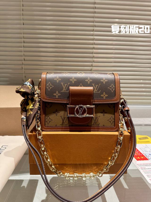 复刻版 折叠礼盒飞机盒 Louis Vuitton Lv走秀款dauphine达芙妮邮差包，全牛皮，万能搭配四季，夏日轻薄都能hold住。复古但上身时髦的信封包