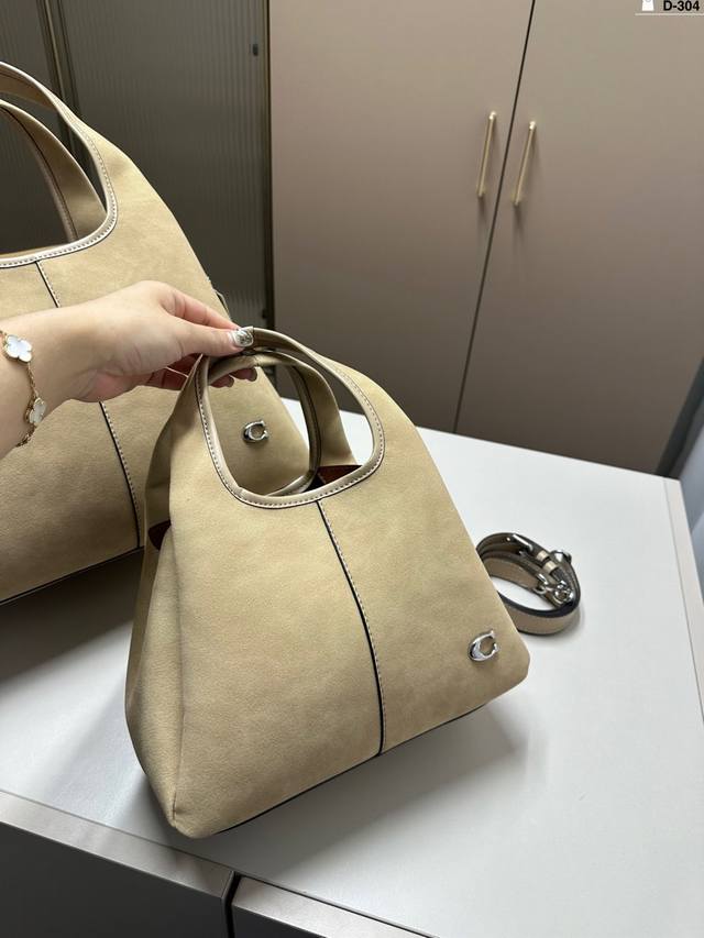 小 蔻驰coach 新品lana磨砂翻毛皮麂皮绒菜篮子 D-304尺寸24×15 33×25飞机盒