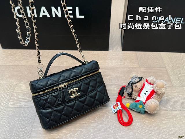 配挂件 香奈儿chanel 链条包盒子包手提包 超级经典系列洋溢着青春气息 满满的小香风 轻松玩转不同场合 尺寸19 12